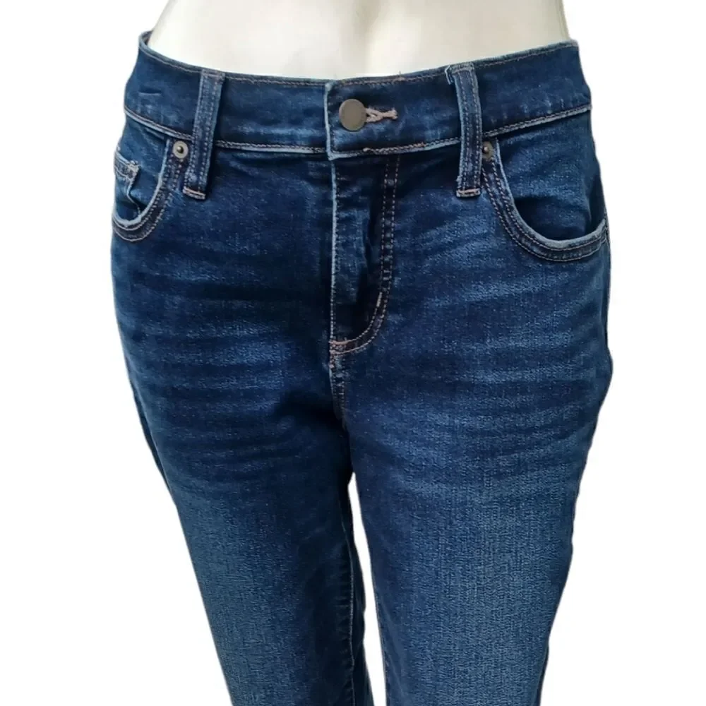 701418....Universal Thread Straight leg Jeans Size 6/28, 8
